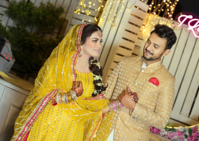 mehndi-night-couple-wedding-yellow-background-indian-pakistan-bride-showing-hands-mehndi-design_678696-58